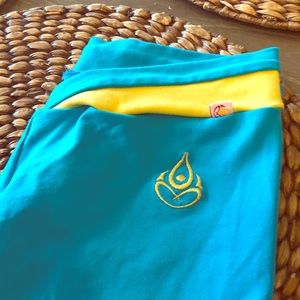 SHAKTI Activewear mid-rise Capris🦋🔥